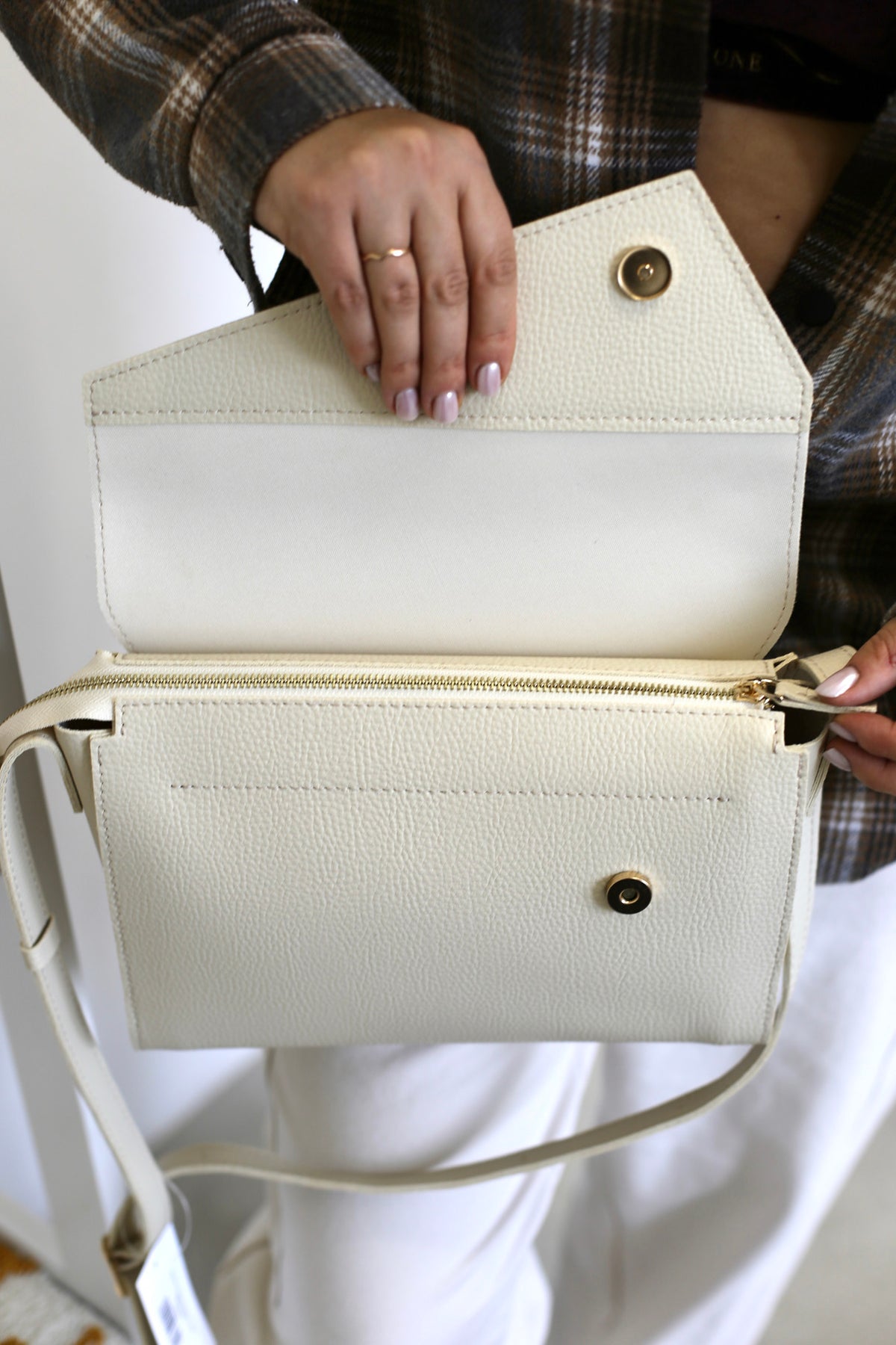 Bag with beveled flap